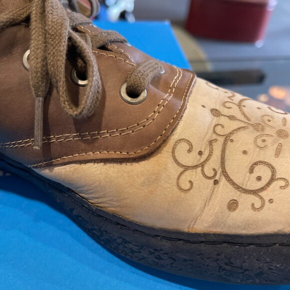 JOHN FLUEVOG FLYVOGS "GATZZ" - TAN - MENS 9 or WOMENS 11 - Picture 6 of 6